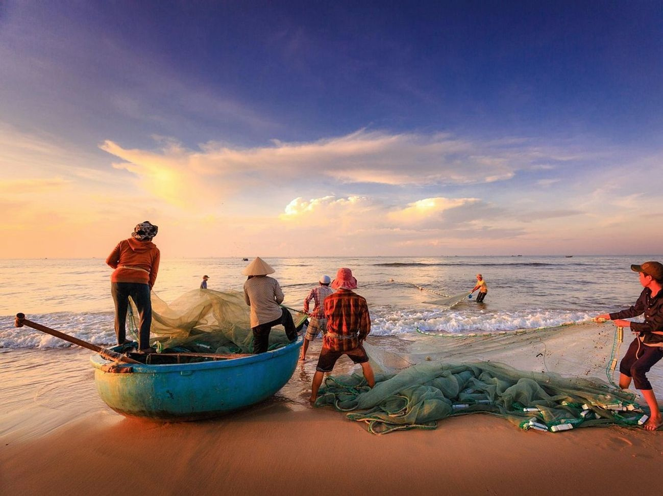 Apetrechos de pesca organizados sobre uma pedra plana